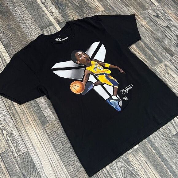 ๐ฅ๐ KOBE BRYANT L.A. LAKERS NBA Player Black Graphic Tee Men Sz Large - NWOT - Picture 3 of 7